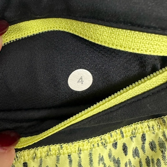 Lululemon Run Speed Short Dottie Dash Clarity Yellow and Black Sz 4 - Picture 10 of 12